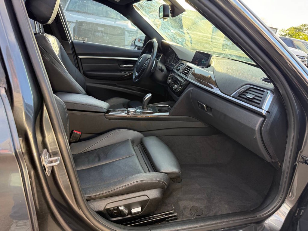 BMW 3 Series Vehicle Full-screen Gallery Image 10