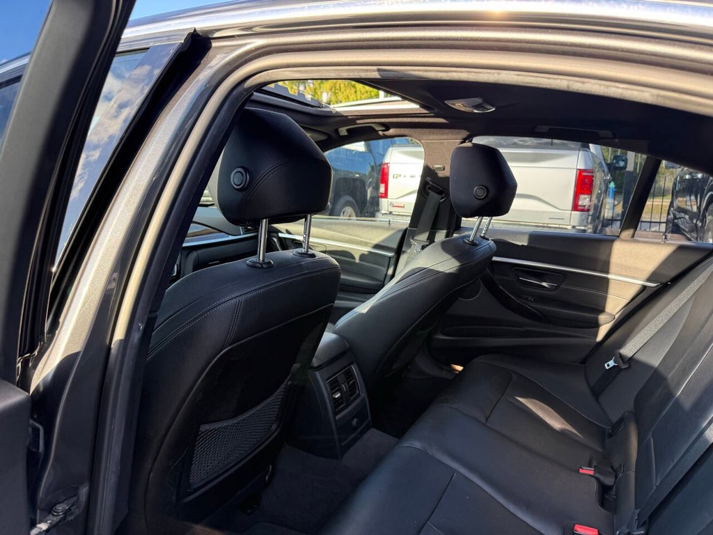 BMW 3 Series Vehicle Full-screen Gallery Image 12