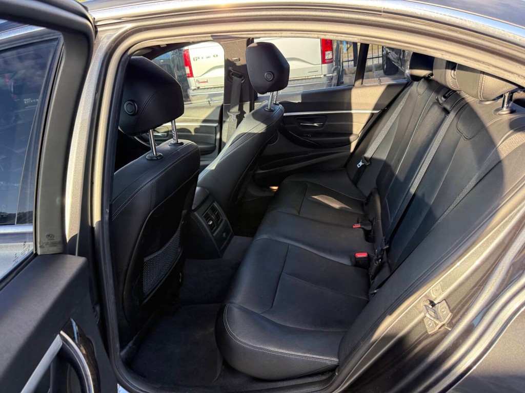 BMW 3 Series Vehicle Full-screen Gallery Image 13