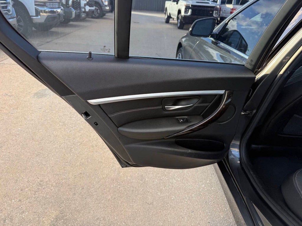 BMW 3 Series Vehicle Full-screen Gallery Image 14