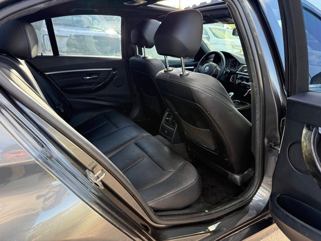 BMW 3 Series Vehicle Full-screen Gallery Image 15