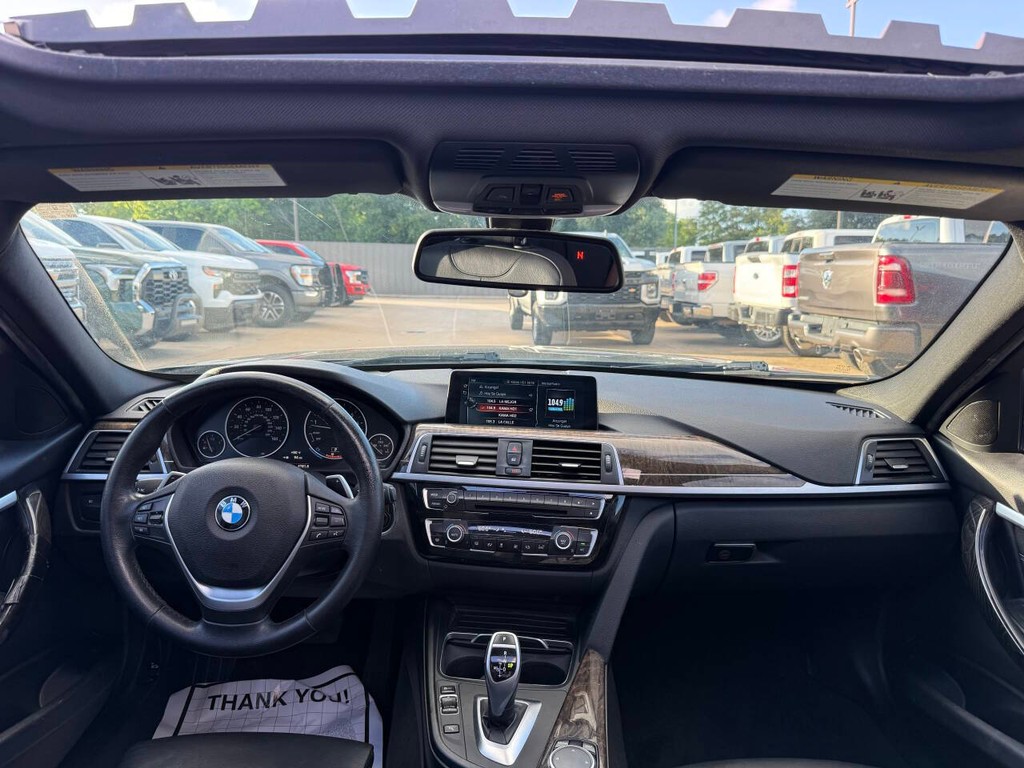 BMW 3 Series Vehicle Full-screen Gallery Image 17