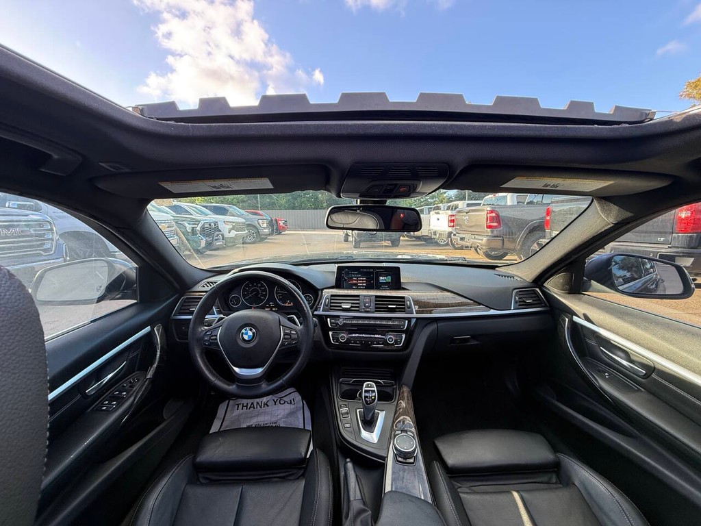 BMW 3 Series Vehicle Full-screen Gallery Image 18