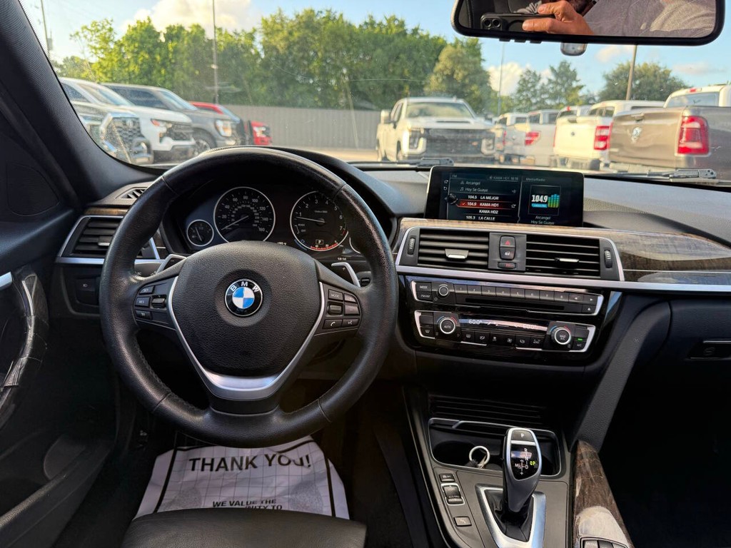 BMW 3 Series Vehicle Full-screen Gallery Image 21