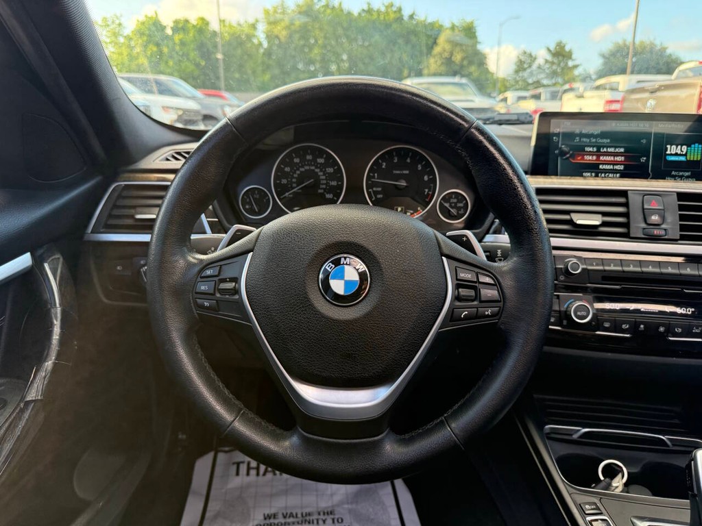 BMW 3 Series Vehicle Full-screen Gallery Image 22