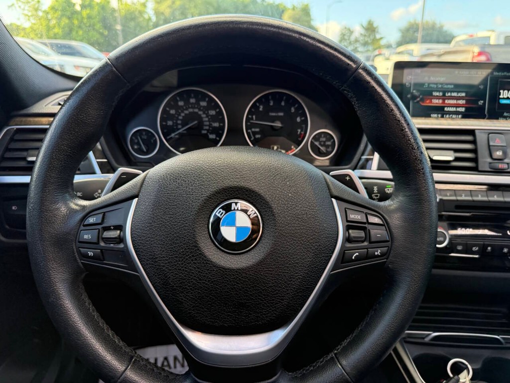 BMW 3 Series Vehicle Full-screen Gallery Image 23