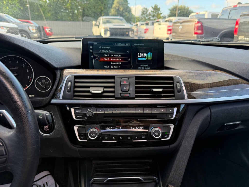 BMW 3 Series Vehicle Full-screen Gallery Image 24
