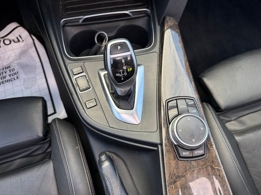BMW 3 Series Vehicle Full-screen Gallery Image 30