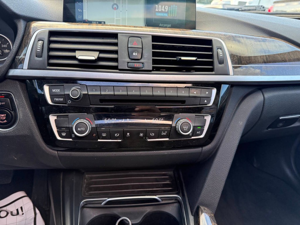BMW 3 Series Vehicle Full-screen Gallery Image 31