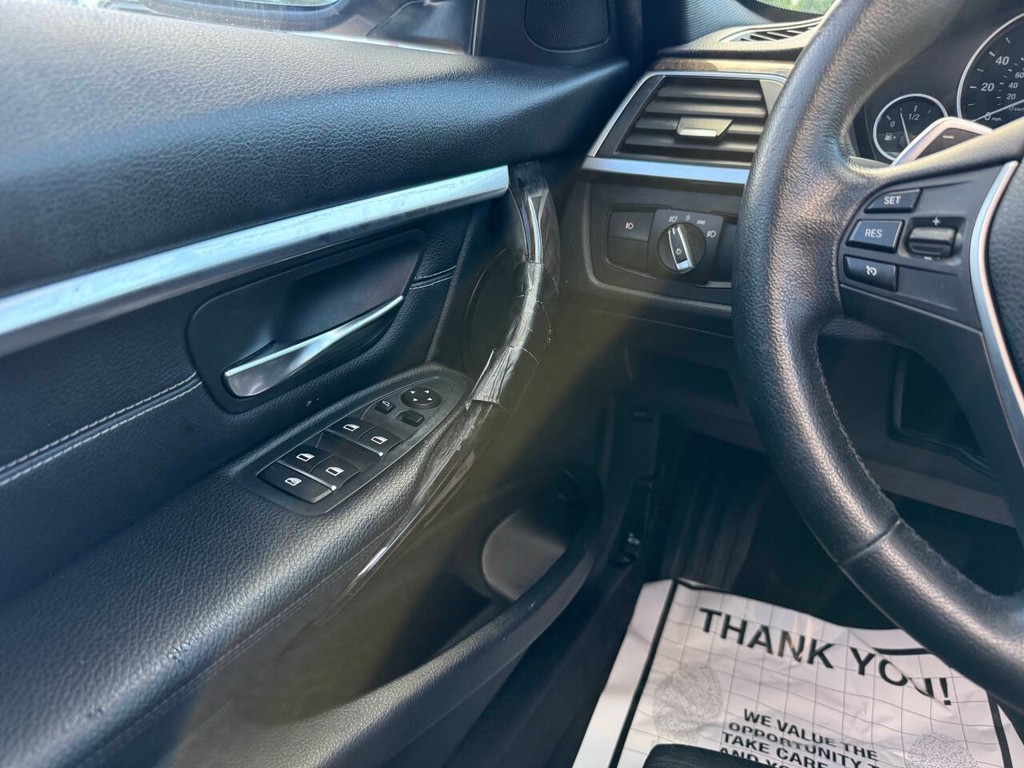 BMW 3 Series Vehicle Full-screen Gallery Image 32