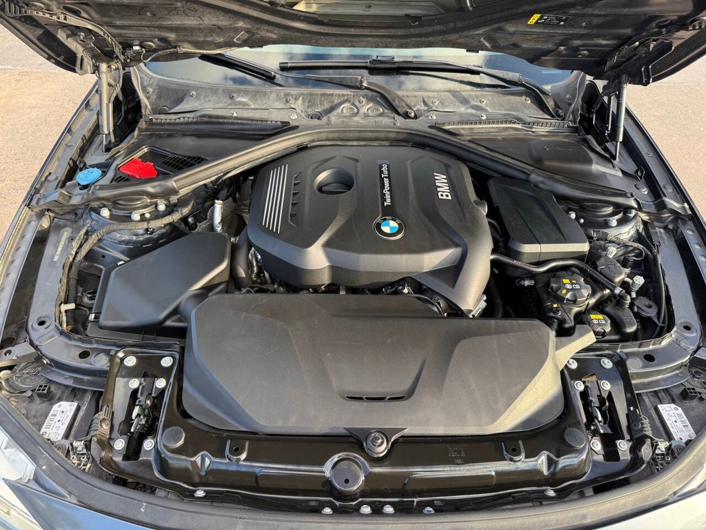 BMW 3 Series Vehicle Full-screen Gallery Image 37