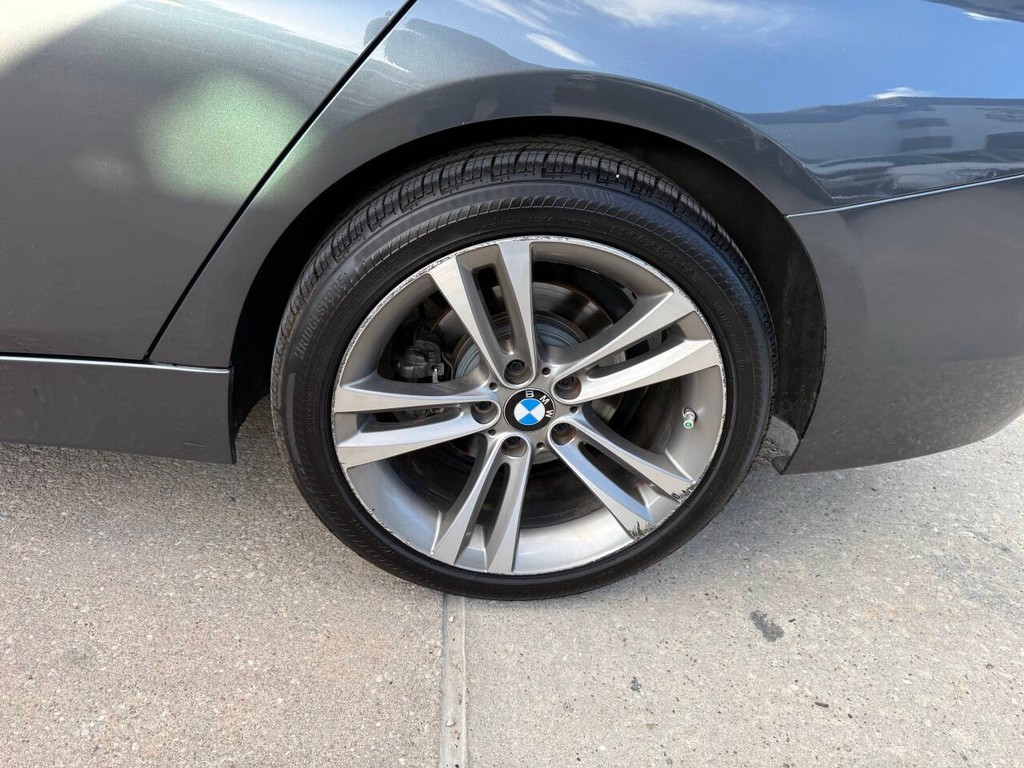 BMW 3 Series Vehicle Full-screen Gallery Image 38