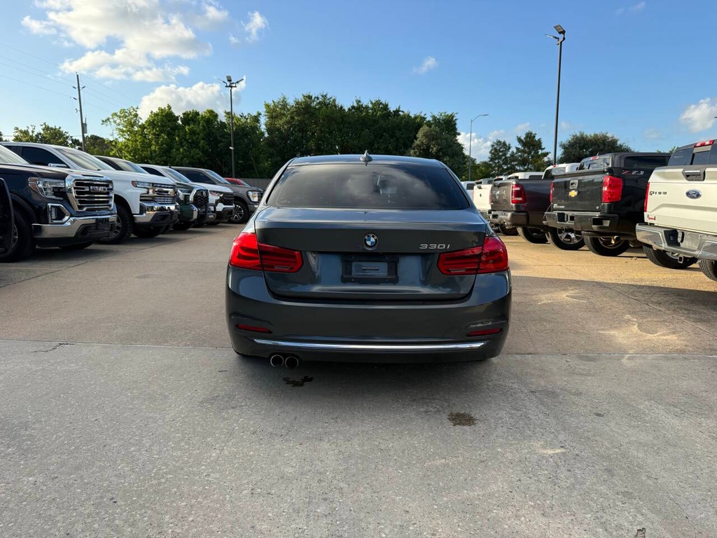 BMW 3 Series Vehicle Full-screen Gallery Image 40