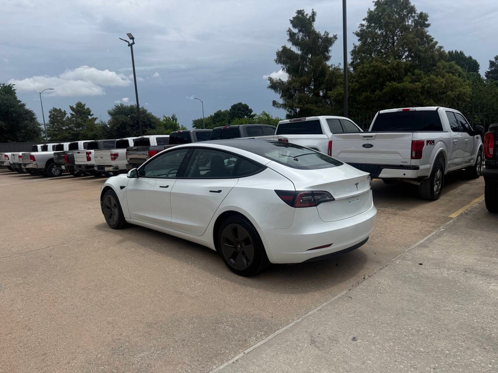 Tesla Model 3 Vehicle Full-screen Gallery Image 04
