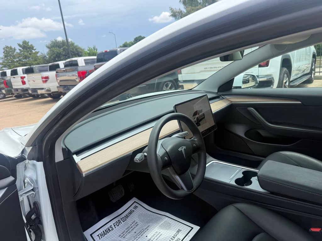 Tesla Model 3 Vehicle Full-screen Gallery Image 06