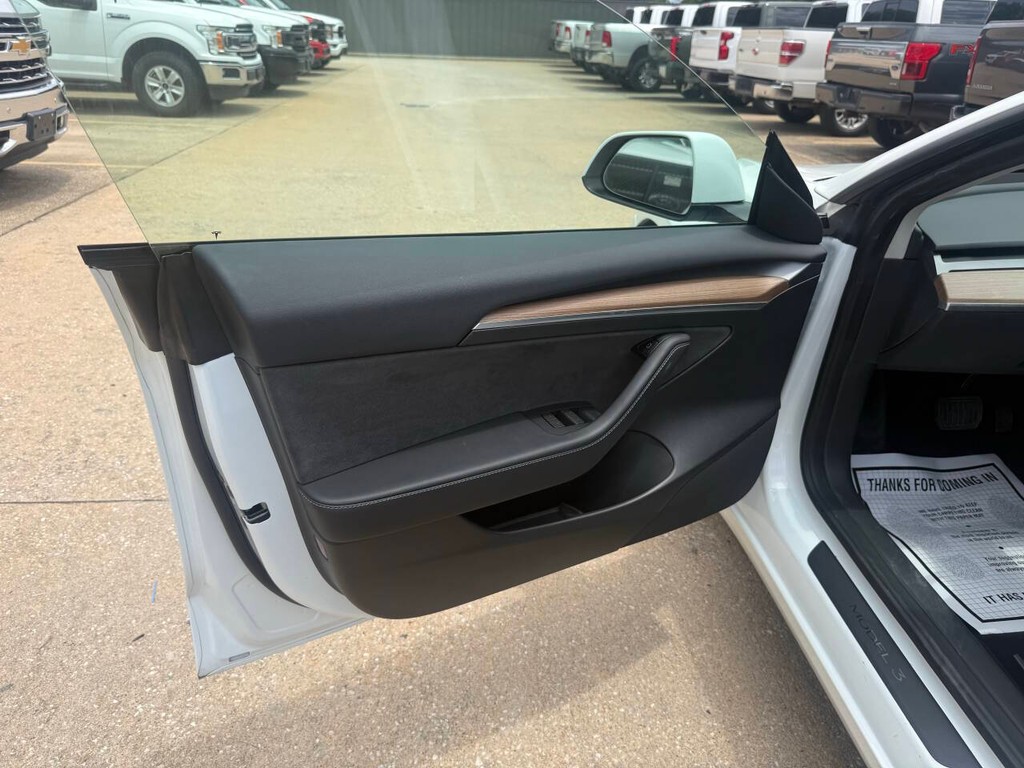 Tesla Model 3 Vehicle Full-screen Gallery Image 08
