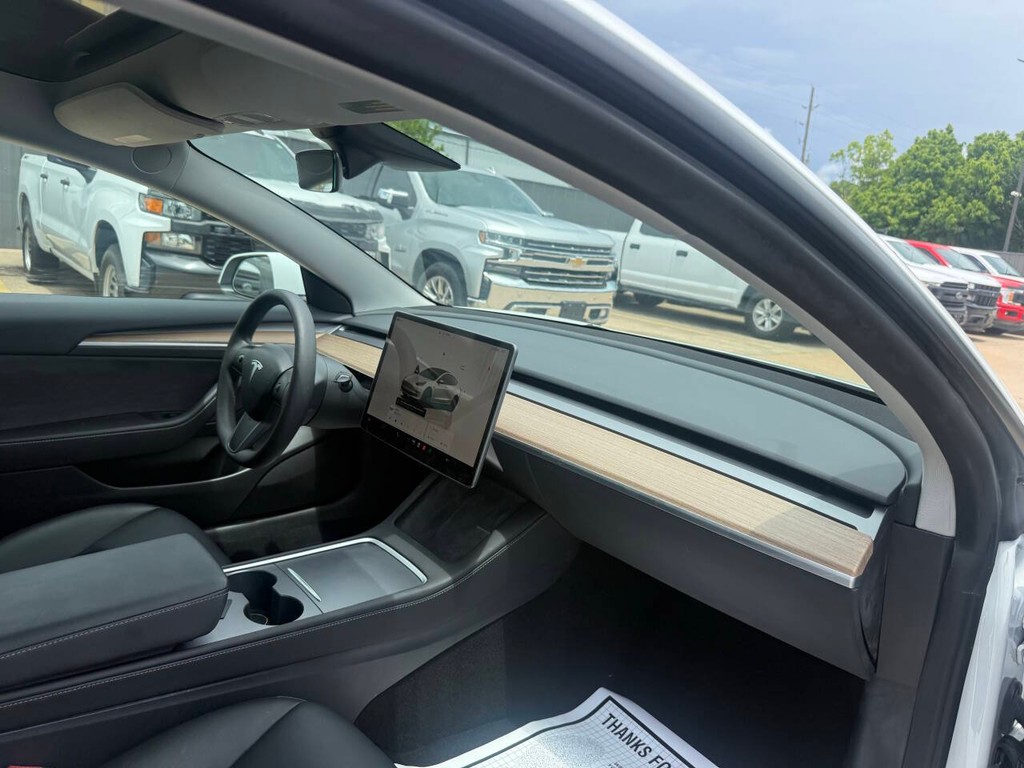 Tesla Model 3 Vehicle Full-screen Gallery Image 09