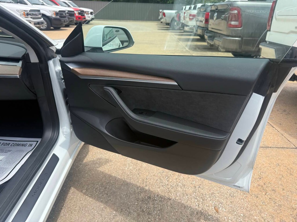 Tesla Model 3 Vehicle Full-screen Gallery Image 11