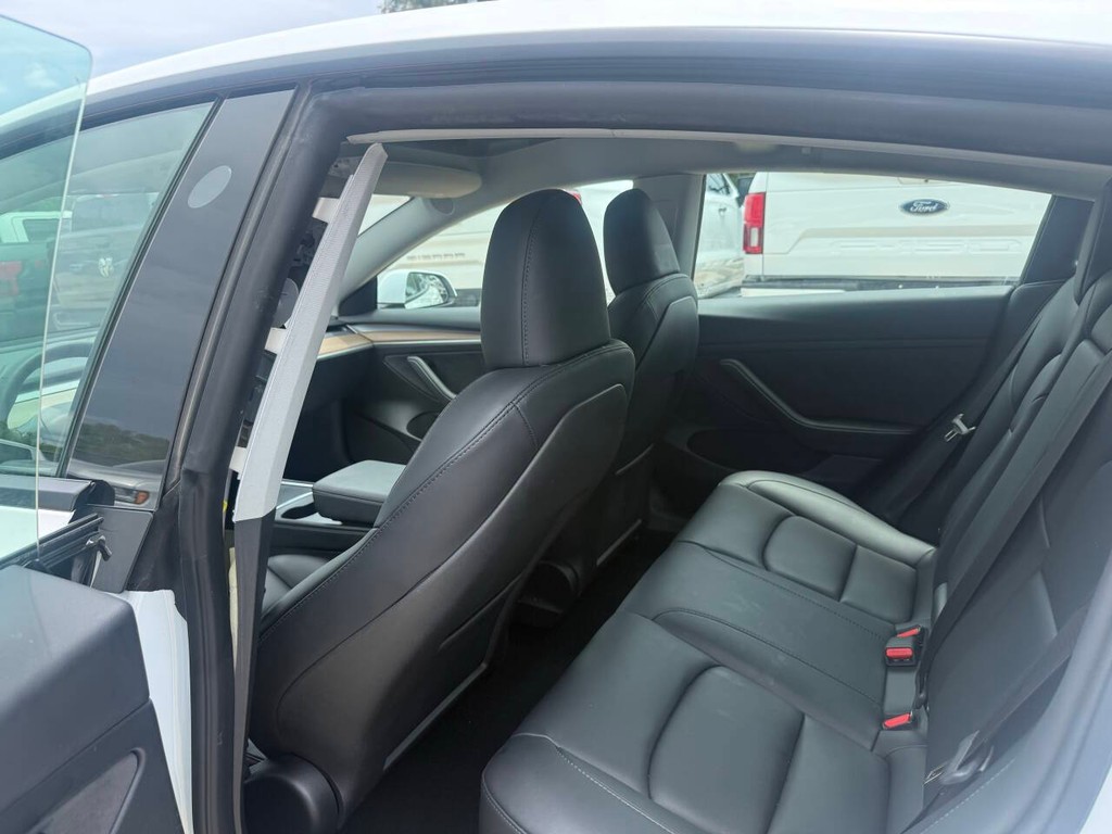 Tesla Model 3 Vehicle Full-screen Gallery Image 12