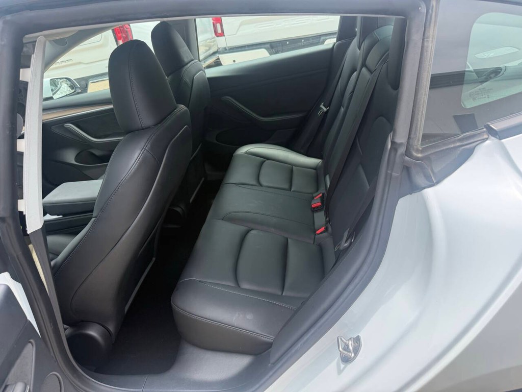 Tesla Model 3 Vehicle Full-screen Gallery Image 13