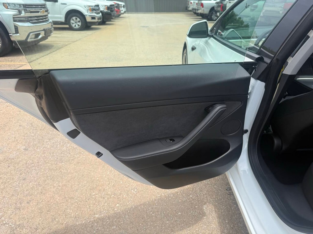 Tesla Model 3 Vehicle Full-screen Gallery Image 14