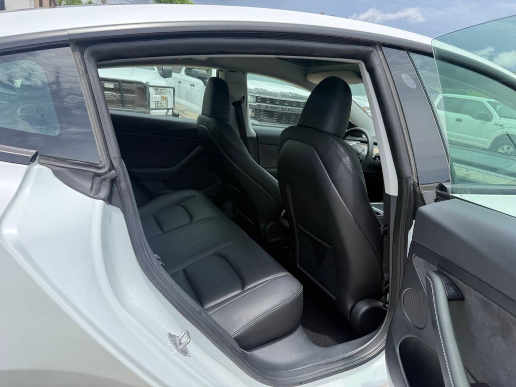 Tesla Model 3 Vehicle Full-screen Gallery Image 15