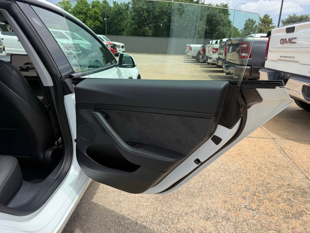 Tesla Model 3 Vehicle Full-screen Gallery Image 16