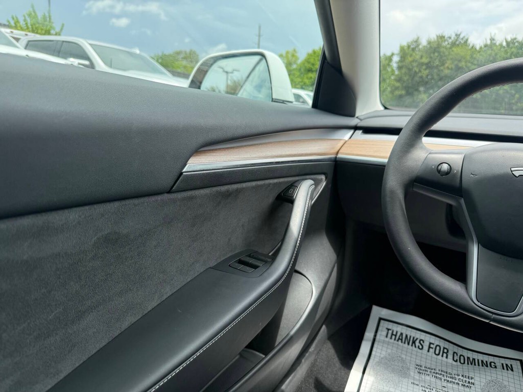 Tesla Model 3 Vehicle Full-screen Gallery Image 31