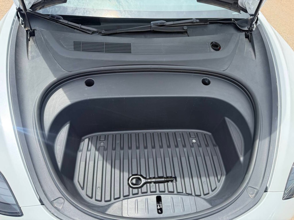 Tesla Model 3 Vehicle Full-screen Gallery Image 34