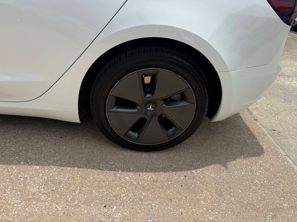 Tesla Model 3 Vehicle Full-screen Gallery Image 35