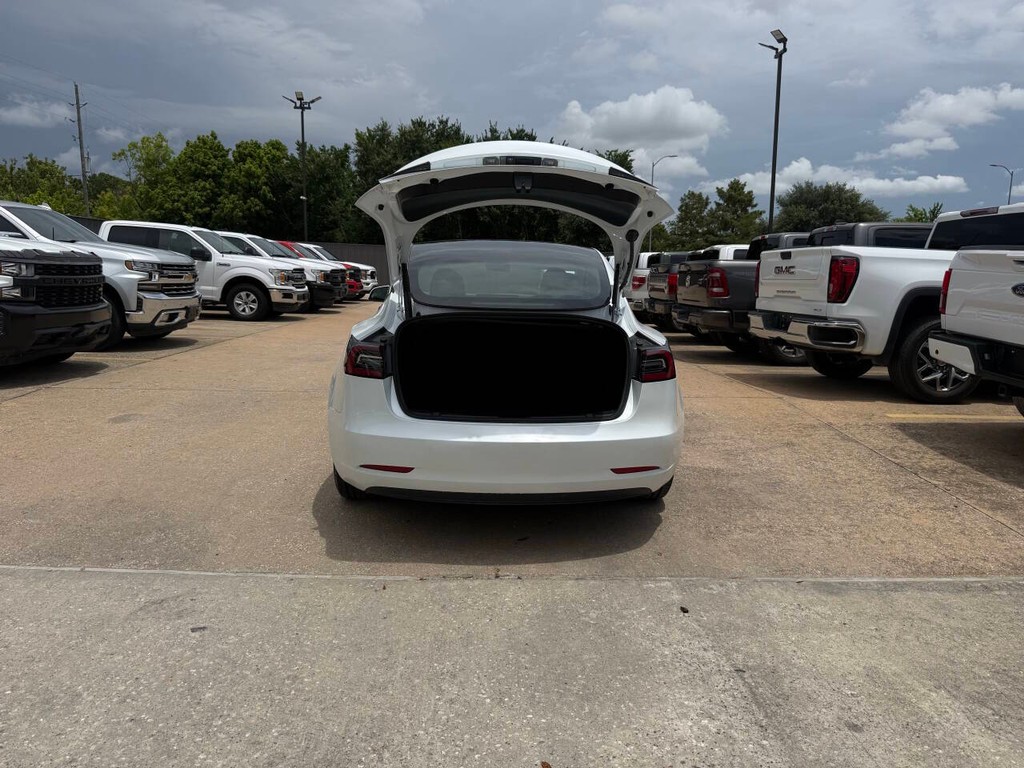 Tesla Model 3 Vehicle Full-screen Gallery Image 36