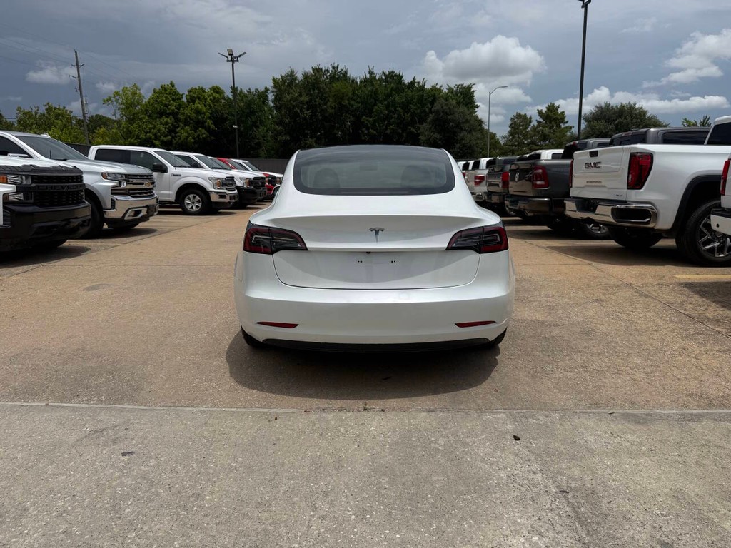 Tesla Model 3 Vehicle Full-screen Gallery Image 37