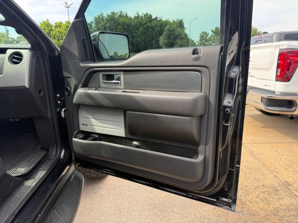 Ford F-150 Vehicle Full-screen Gallery Image 11