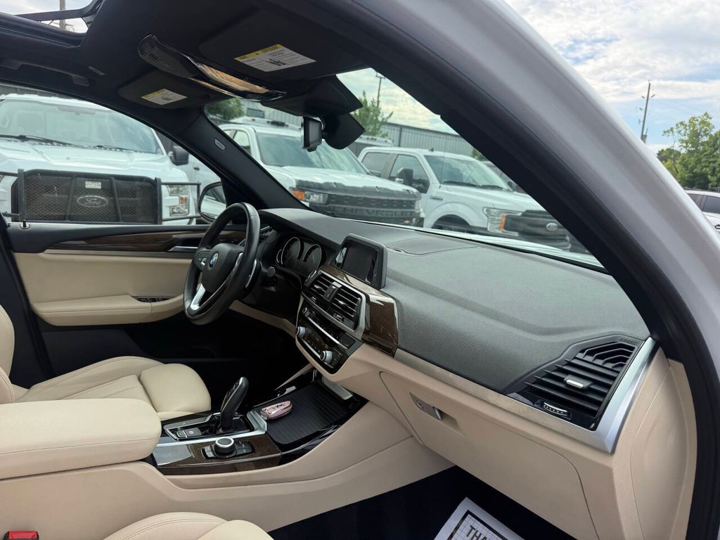 BMW X3 Vehicle Full-screen Gallery Image 09