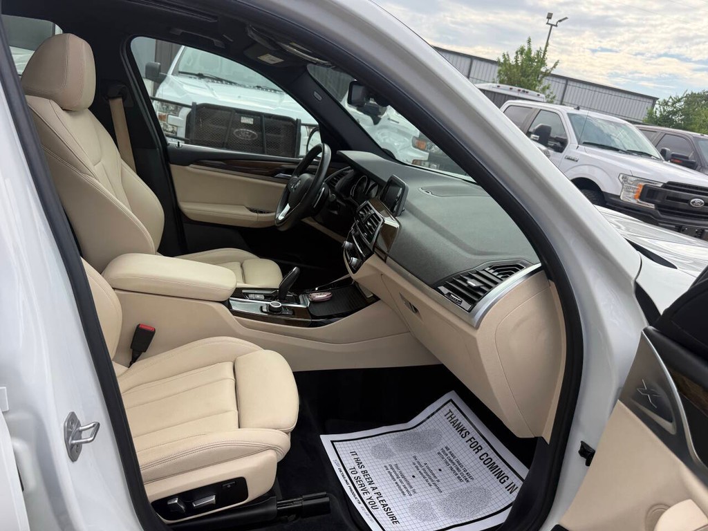 BMW X3 Vehicle Full-screen Gallery Image 10