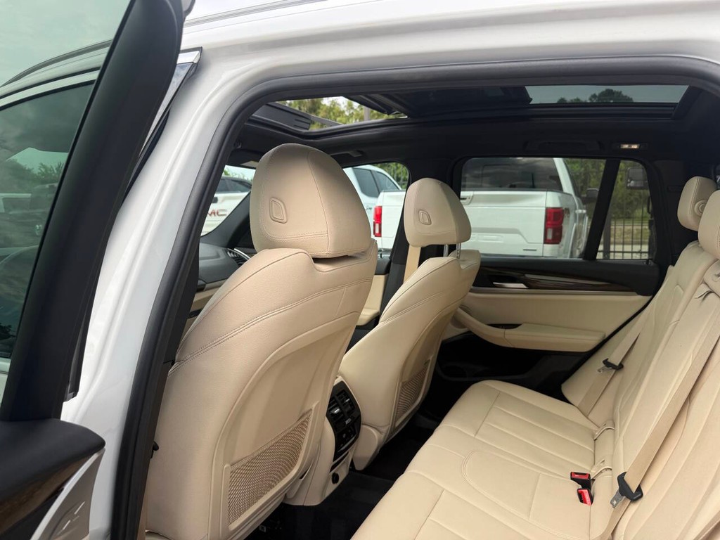 BMW X3 Vehicle Full-screen Gallery Image 12