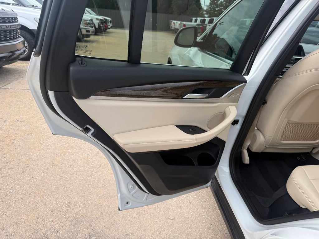 BMW X3 Vehicle Full-screen Gallery Image 14
