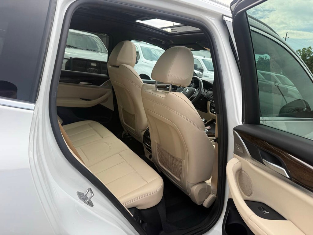 BMW X3 Vehicle Full-screen Gallery Image 15