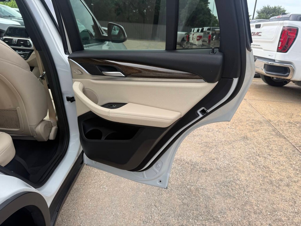 BMW X3 Vehicle Full-screen Gallery Image 16