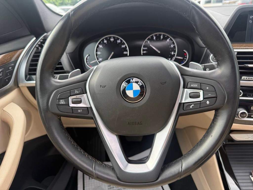 BMW X3 Vehicle Full-screen Gallery Image 23