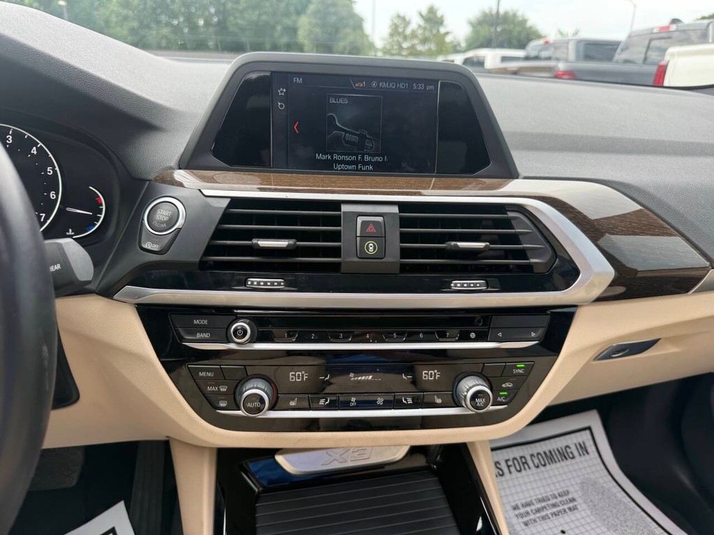 BMW X3 Vehicle Full-screen Gallery Image 25