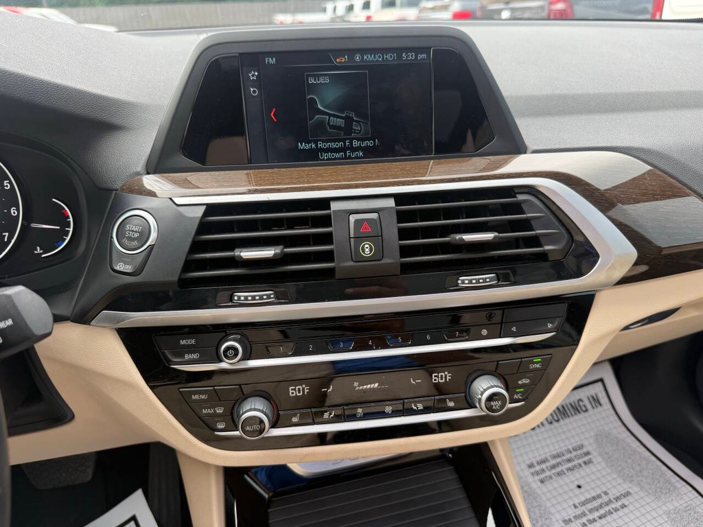 BMW X3 Vehicle Full-screen Gallery Image 26