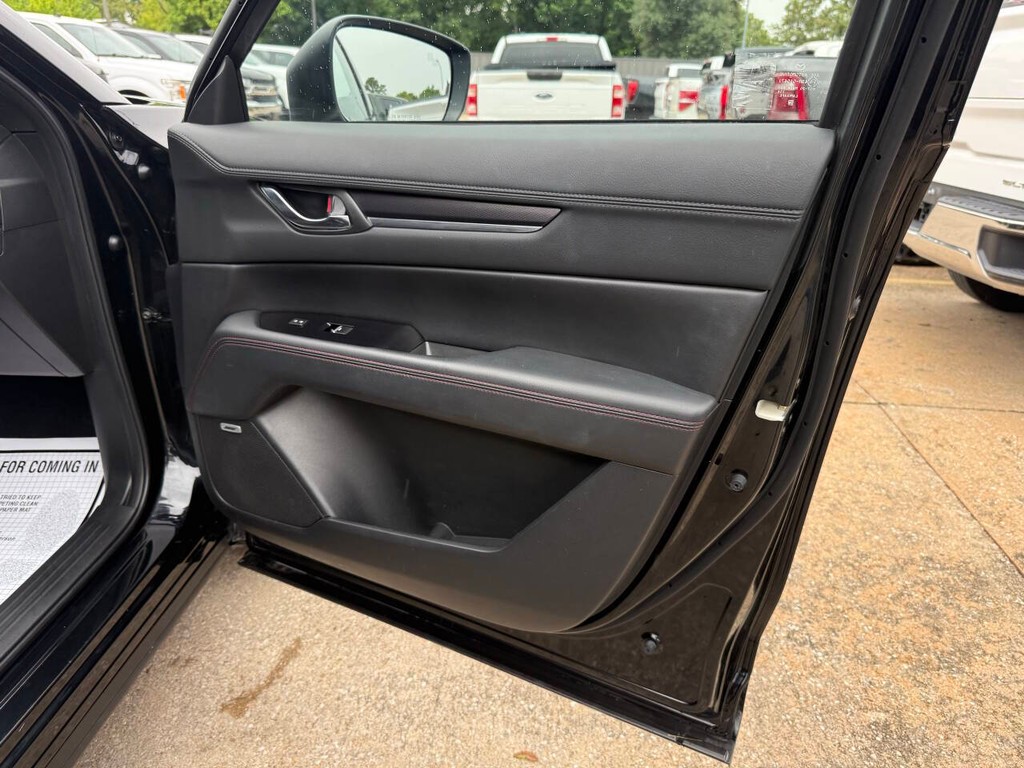 Mazda CX-5 Vehicle Full-screen Gallery Image 11