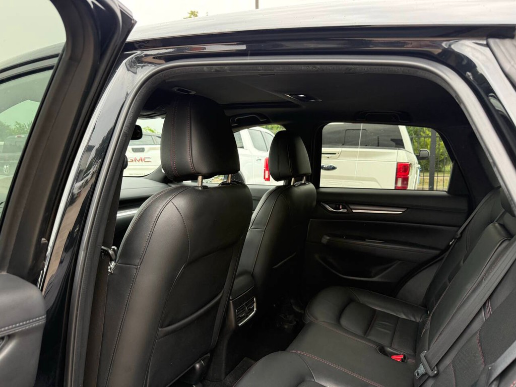 Mazda CX-5 Vehicle Full-screen Gallery Image 12