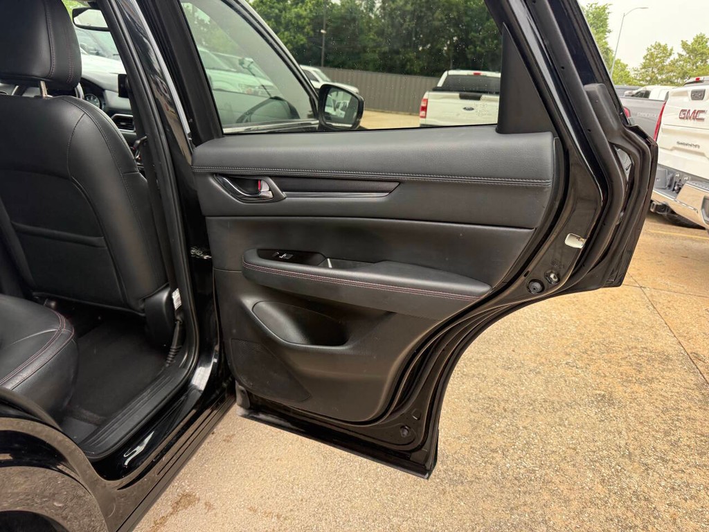Mazda CX-5 Vehicle Full-screen Gallery Image 16