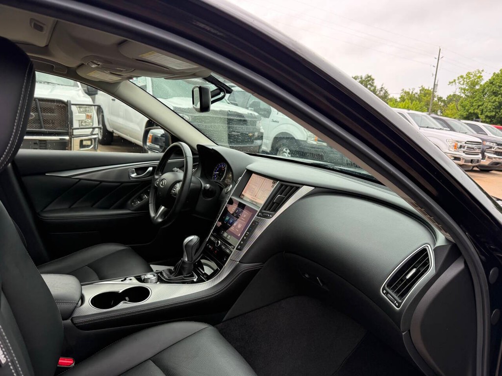 INFINITI Q50 Vehicle Full-screen Gallery Image 09