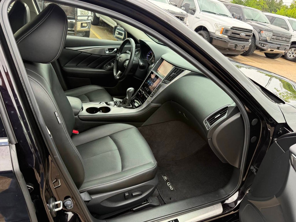 INFINITI Q50 Vehicle Full-screen Gallery Image 10