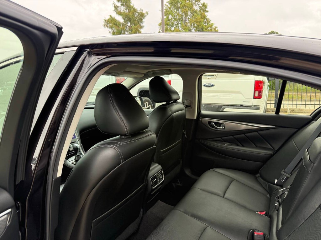 INFINITI Q50 Vehicle Full-screen Gallery Image 12