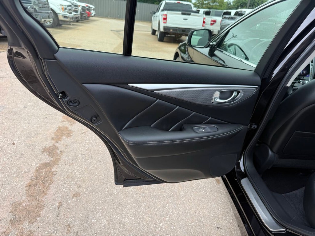 INFINITI Q50 Vehicle Full-screen Gallery Image 14