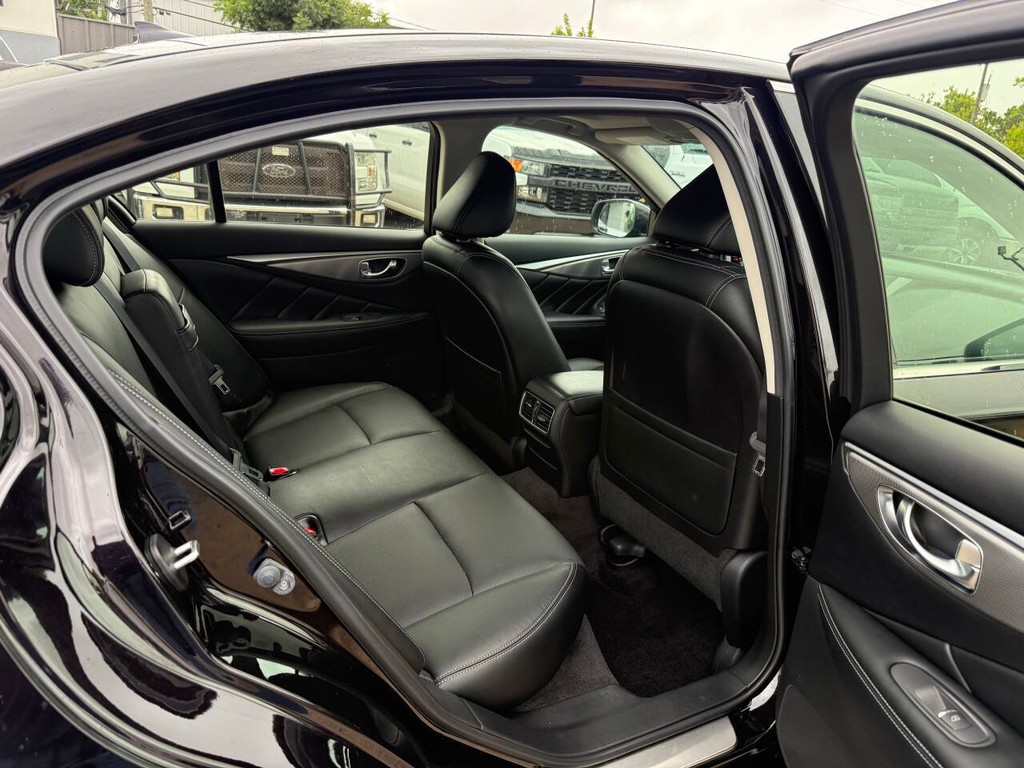 INFINITI Q50 Vehicle Full-screen Gallery Image 15